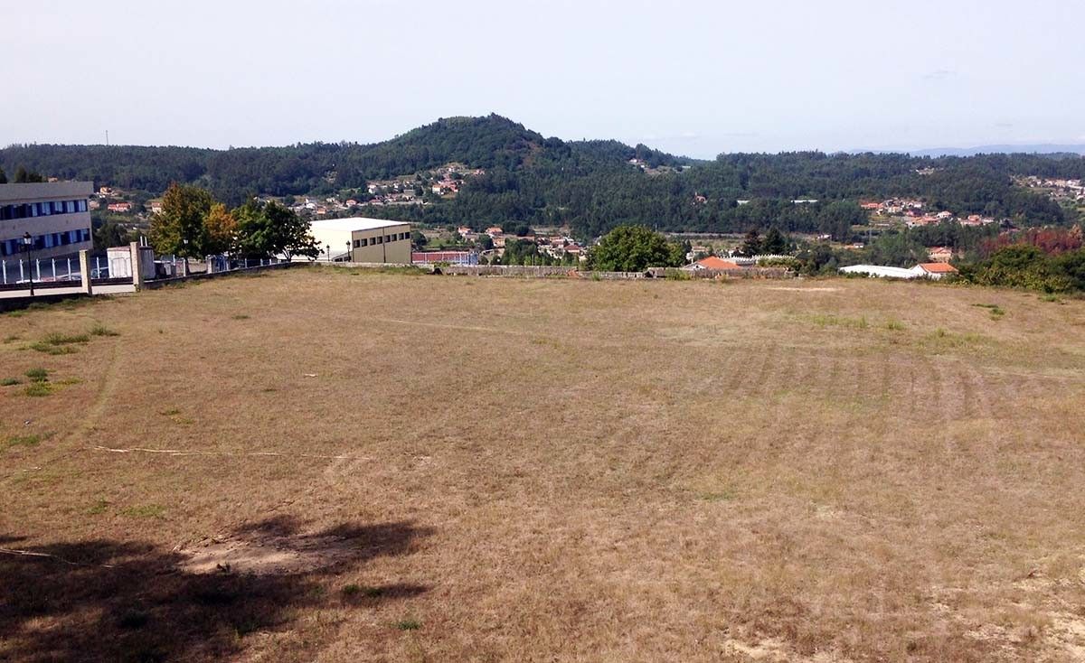 Terreno en el que se proyecta construir la piscina municipal de Barro