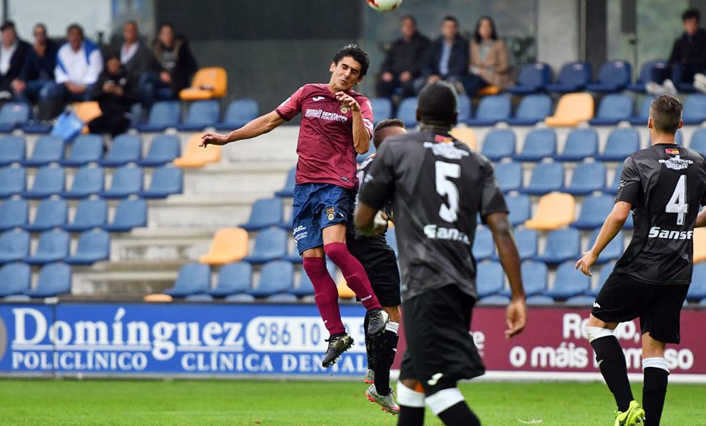 Jimmy antes de caer lesionado no partido entre Pontevedra e SS de los Reyes