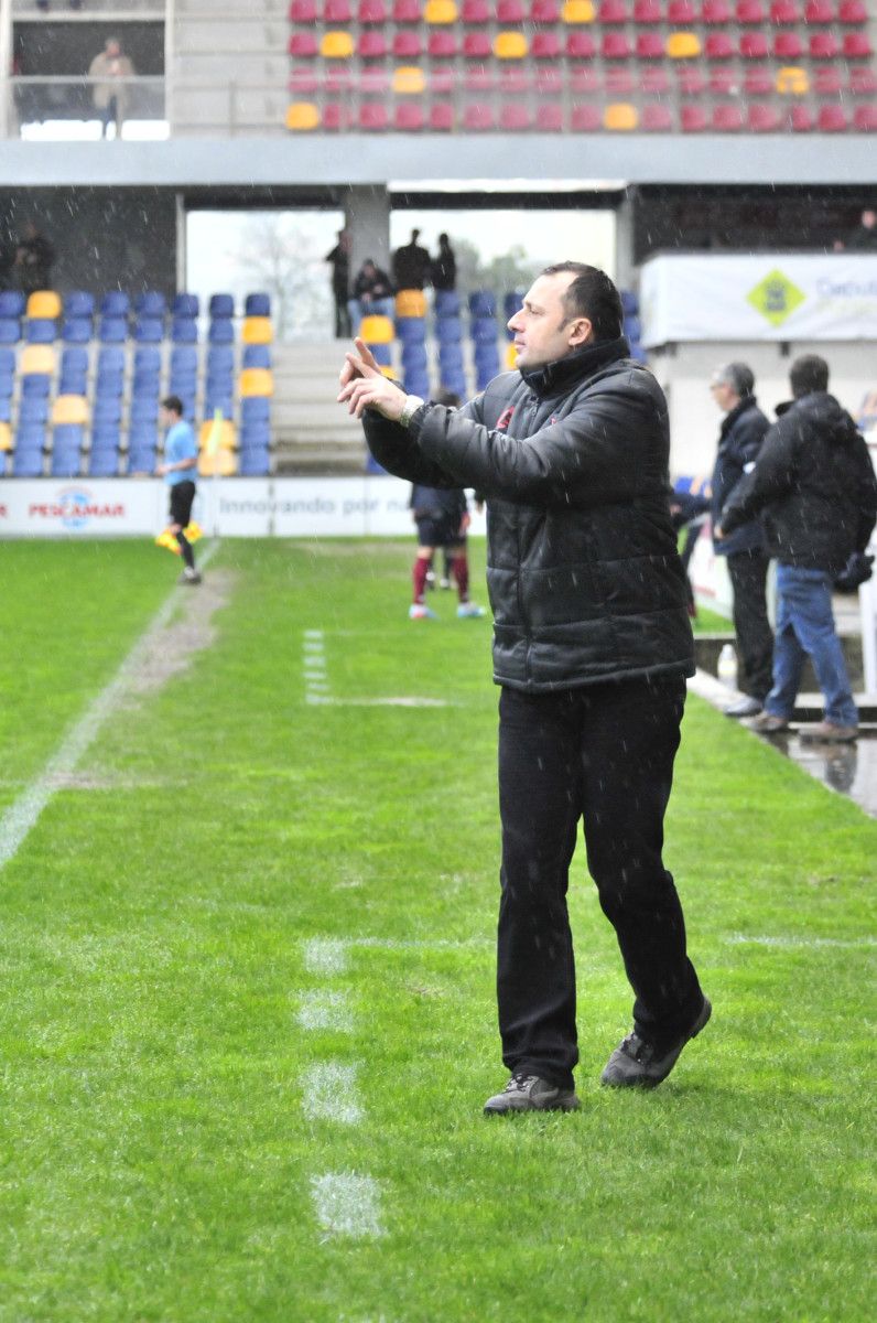 Piscis dá instrucións aos seus xogadores durante o partido entre Pontevedra e Arosa en Pasarón