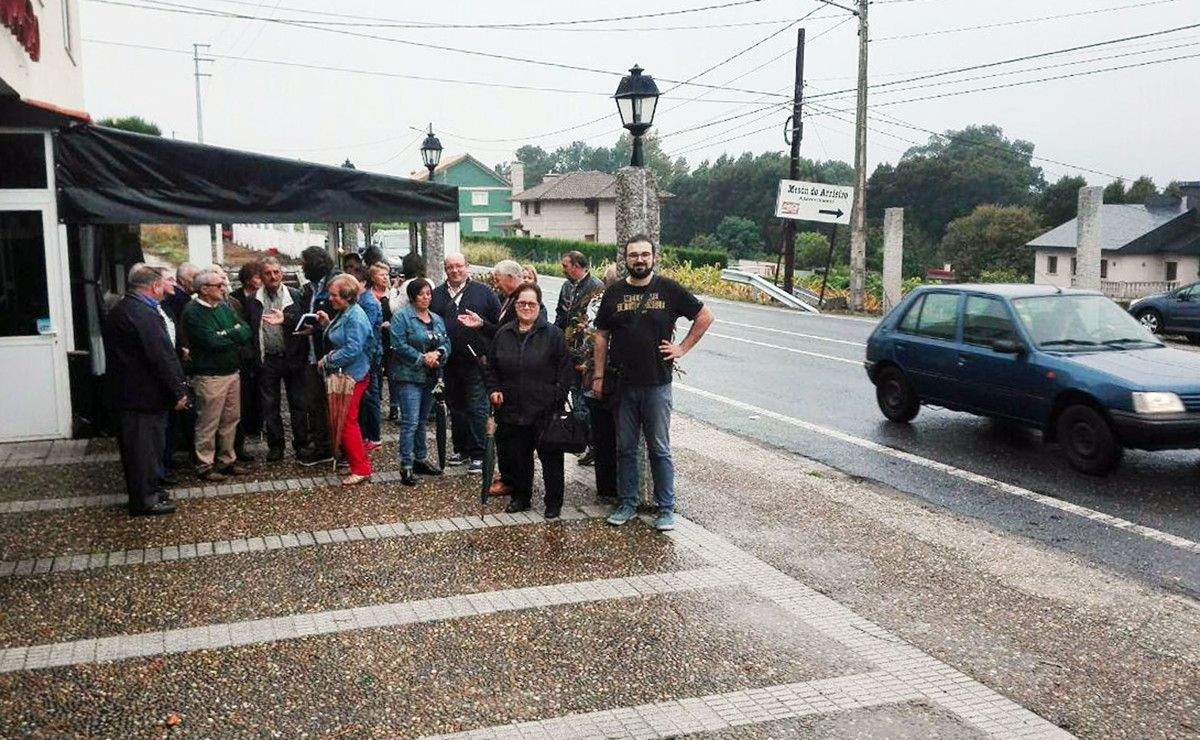Representantes de En Marea con veciños de Marín