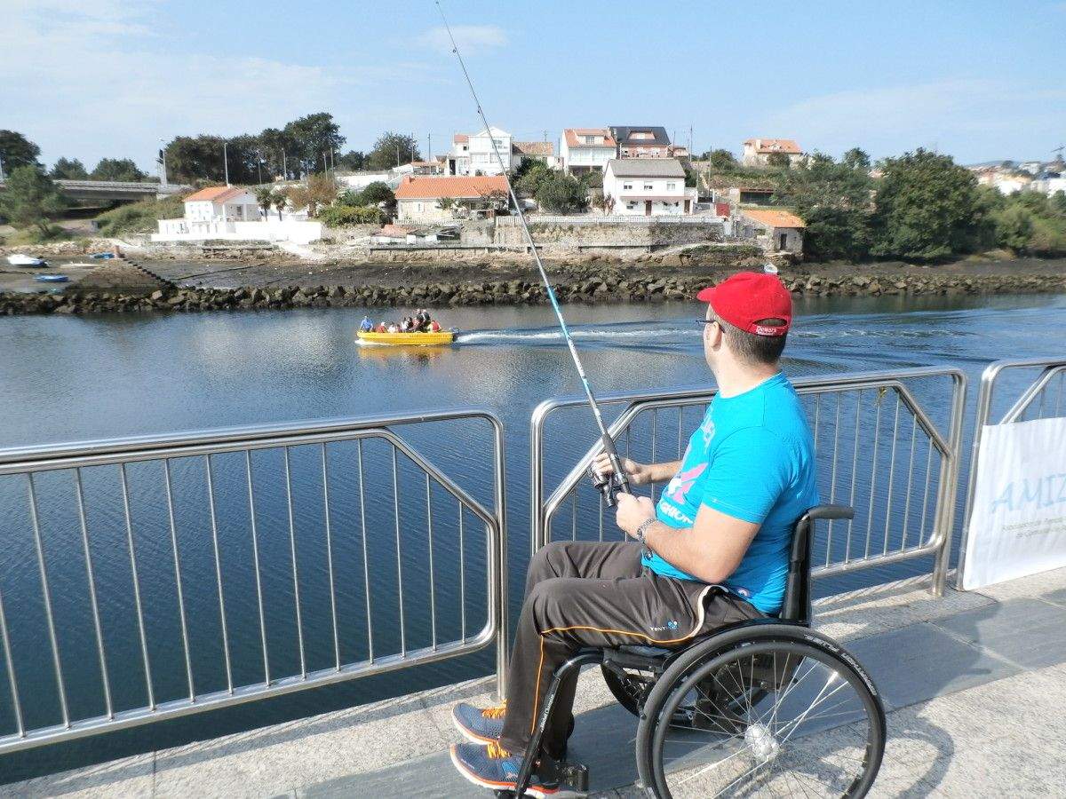 Jornada de pesca en el muelle de As Corbaceiras