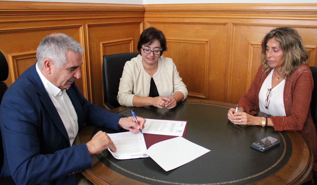 Firma del convenio entre la Deputación y el Colegio Oficial Veterinario