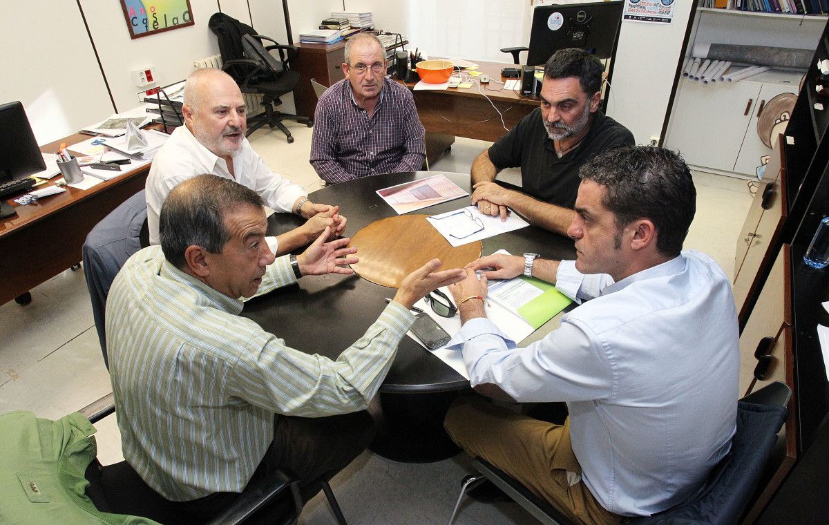 Reunión de los vecinos de la calle Lepanto con Demetrio Gómez