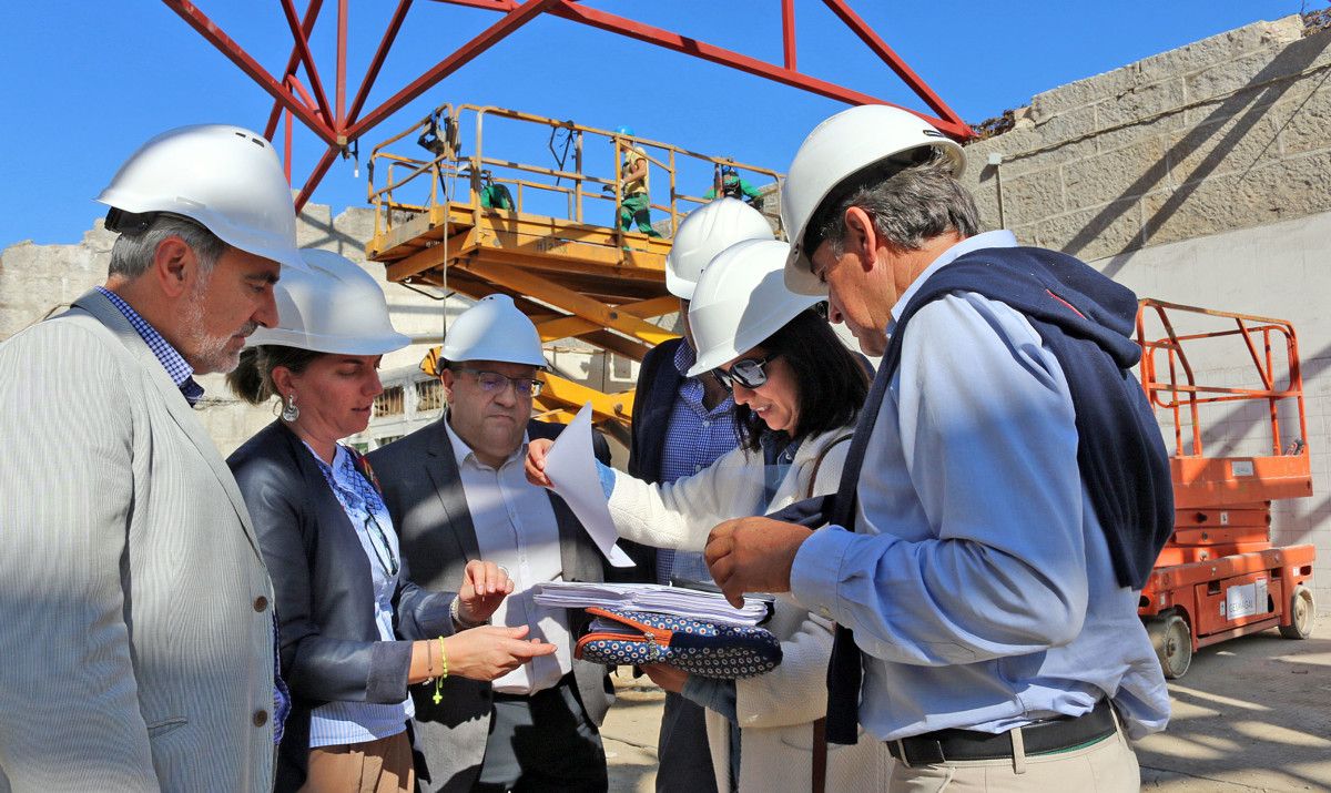José Manuel Cores Tourís y Luisa Piñeiro visitan las obras de rehabilitación del mercado de Moraña