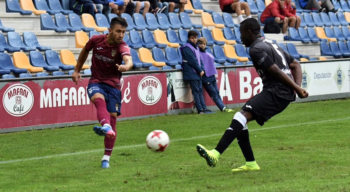 Miguel Ángel Muñoz en el partido entre Pontevedra y SS de los Reyes