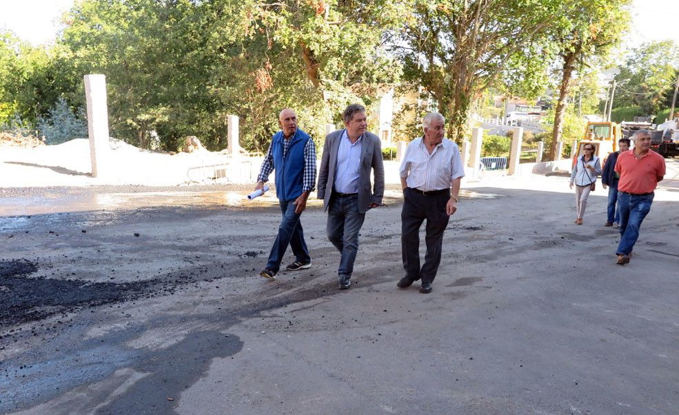 Visita del alcalde a las obras de reforma urbana en la rúa do Costado