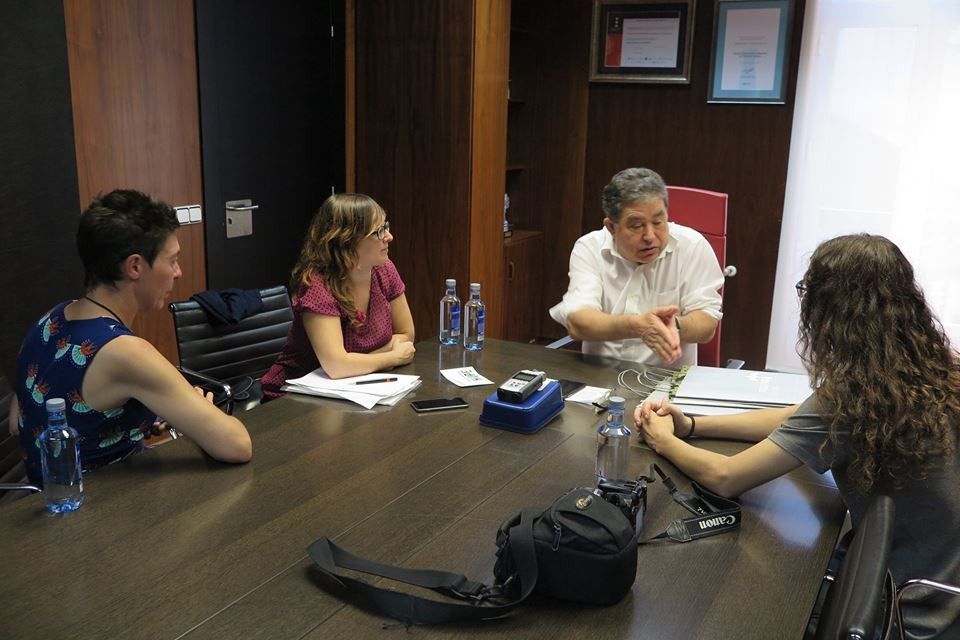 O alcalde con membros da organización belga Victoria Deluxe
