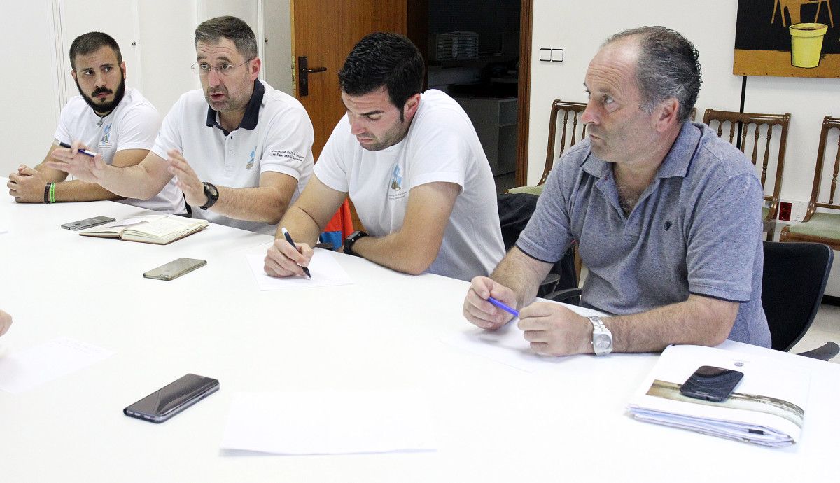 A asociación de veciños de Moldes-Mourente reuniuse cos grupos da oposición municipal