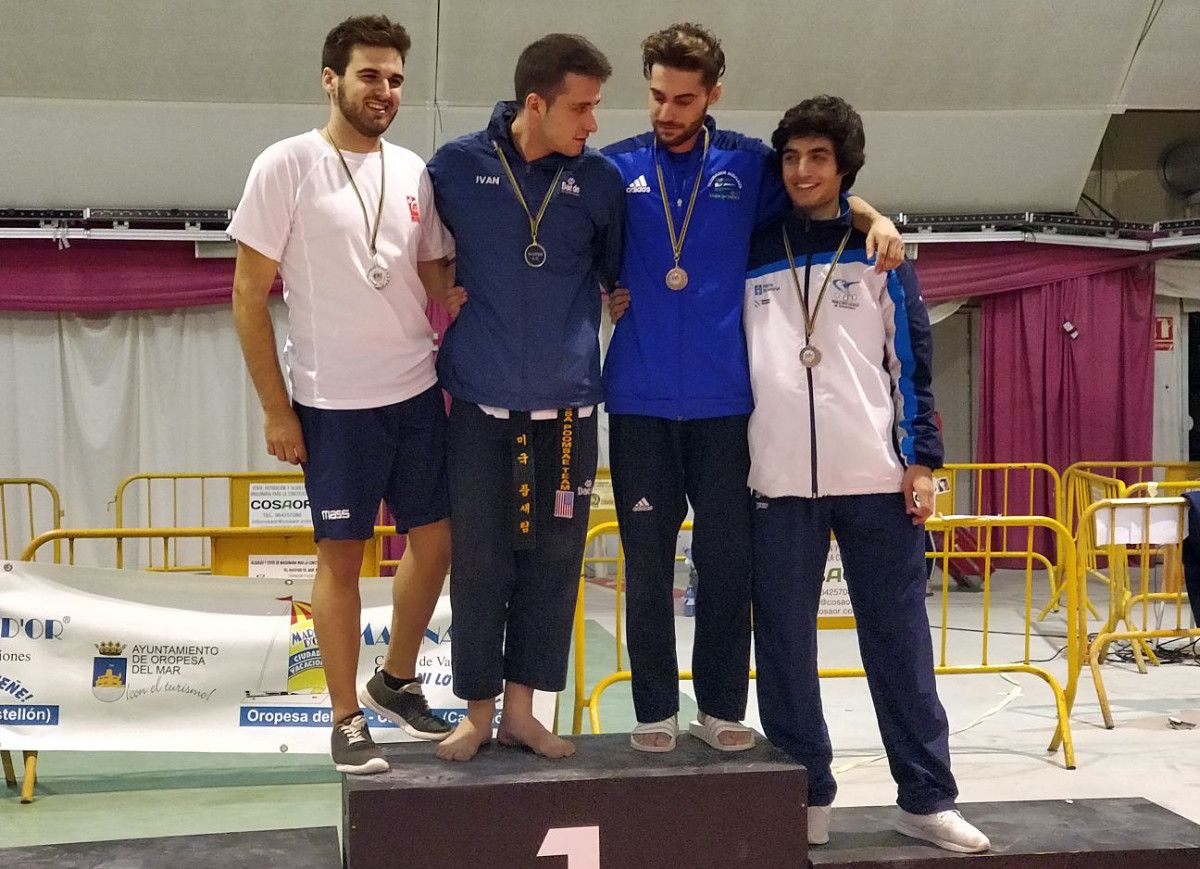 Marcos Silva (derecha) en el podio del Open de Valencia de taekwondo