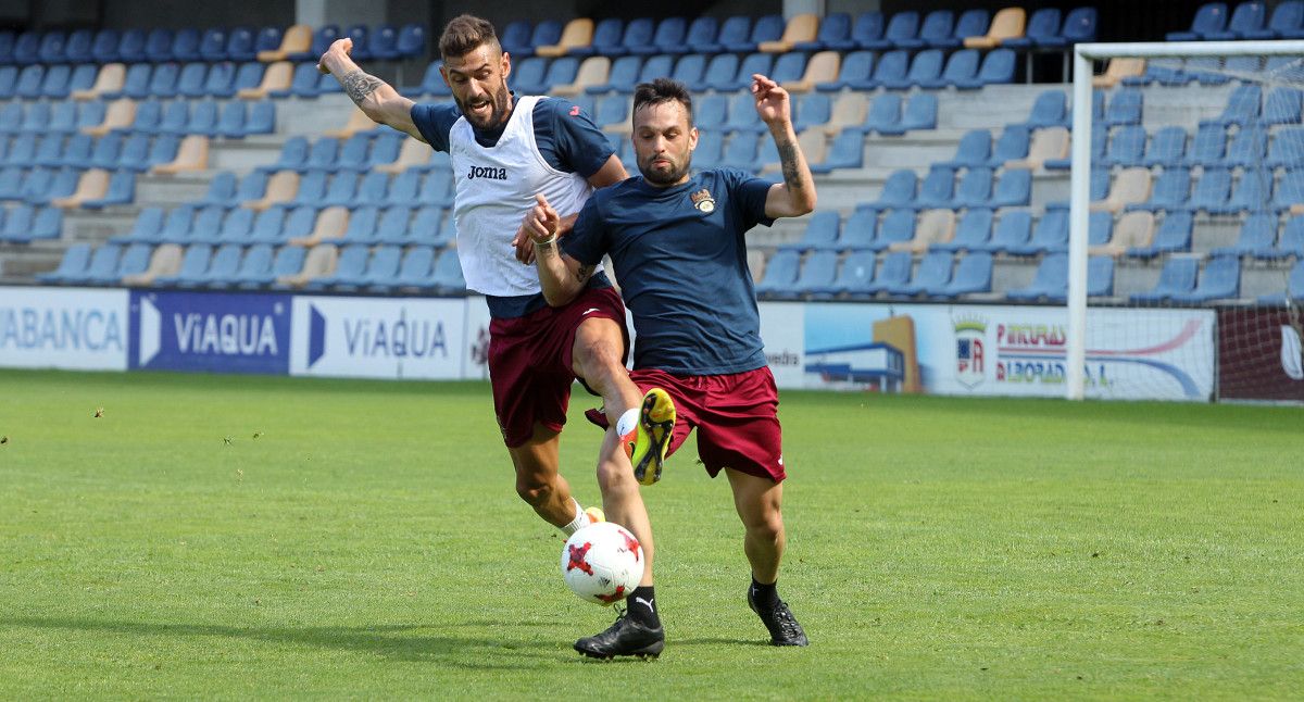 Adrián León e Marcos Álvarez, nun adestramento do Pontevedra en Pasarón