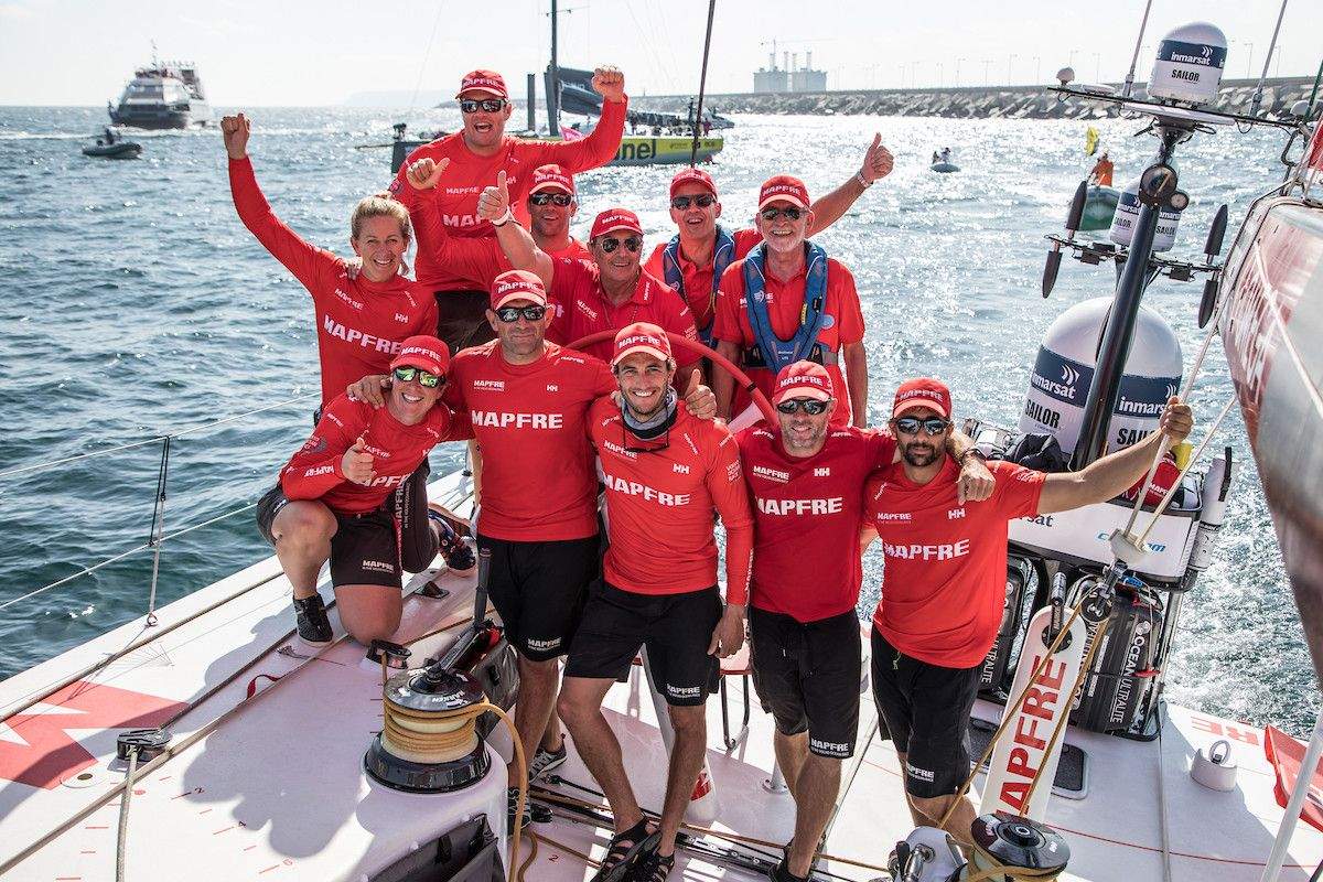 La tripulación del Mapfre celebra el triunfo en la regata costera en Alicante