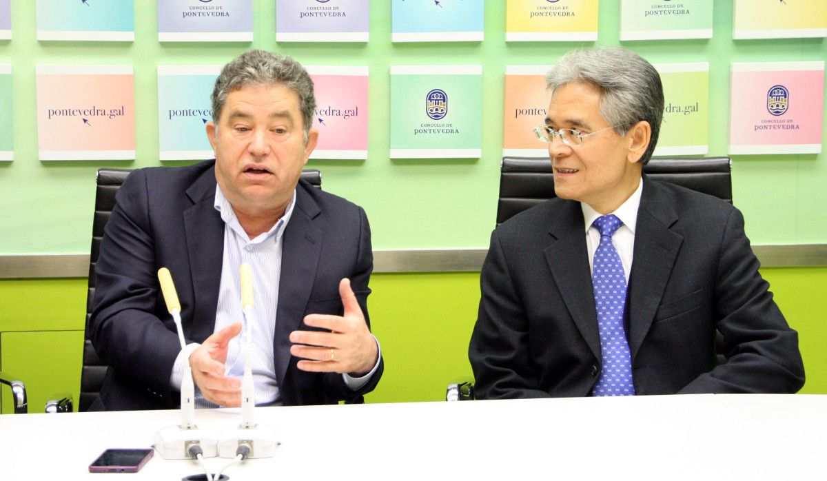 Miguel Anxo Fernández Lores xunto ao embaixador de Taiwan
