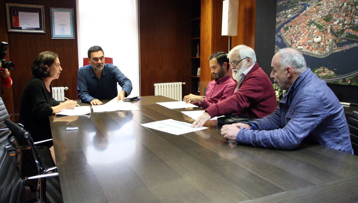 Demetrio Gómez y Anxos Riveiro explican el proyecto de A Xunqueira I a los clubes 