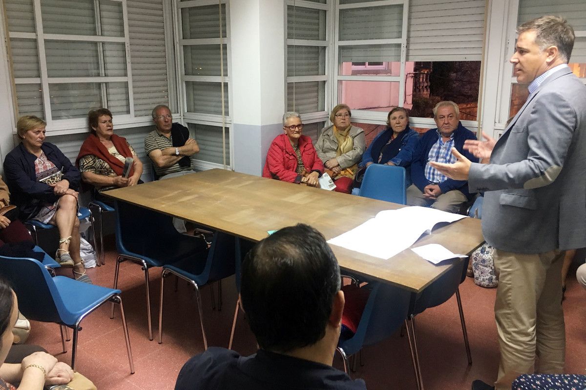 Jacobo Moreira, reunido con veciños de Estribela