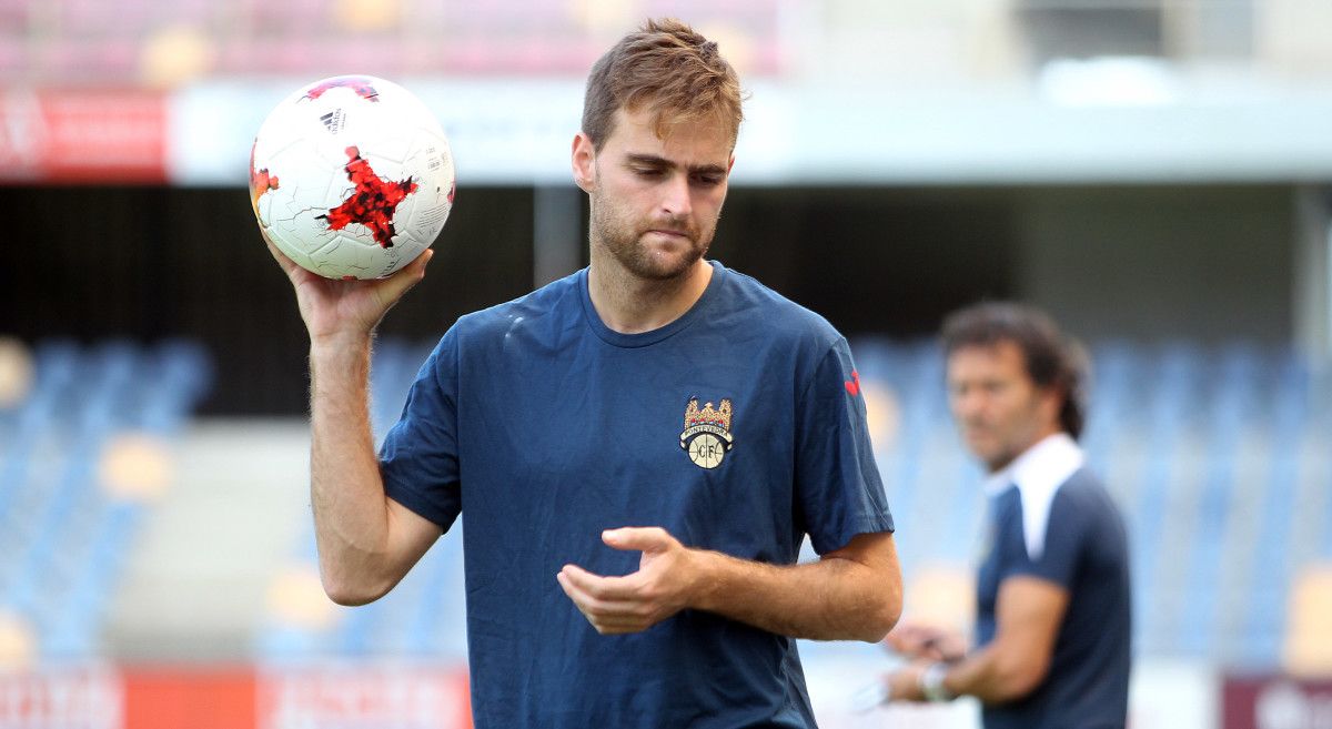 Álex González, en un entrenamiento del Pontevedra en Pasarón