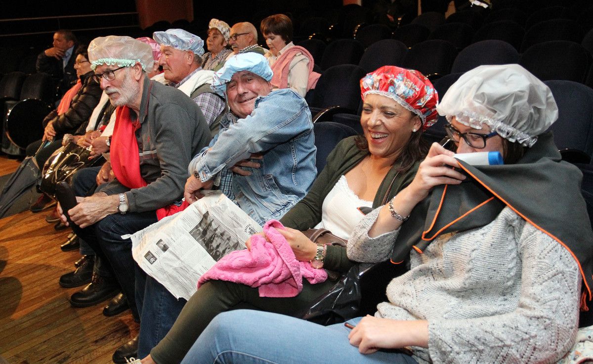 Veciños de Os Areás, en Mourente, acudiron con gorro, champú e toalla ao pleno de Pontevedra