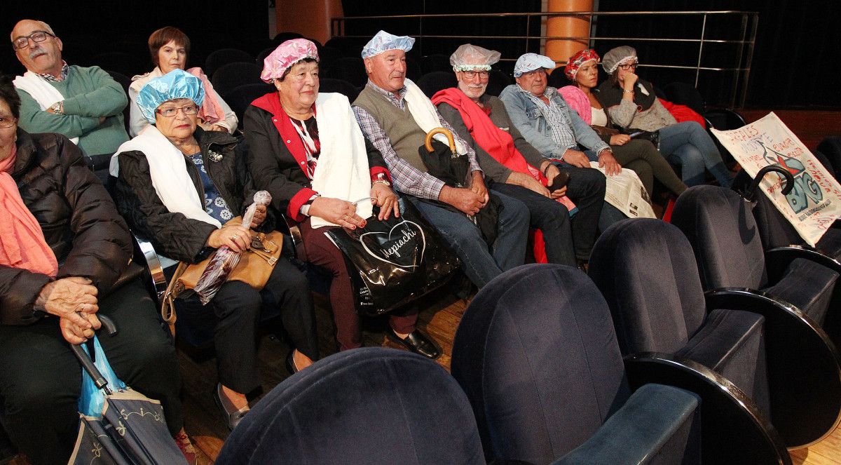 Veciños de Os Areás, en Mourente, acudiron con gorro, champú e toalla ao pleno de Pontevedra