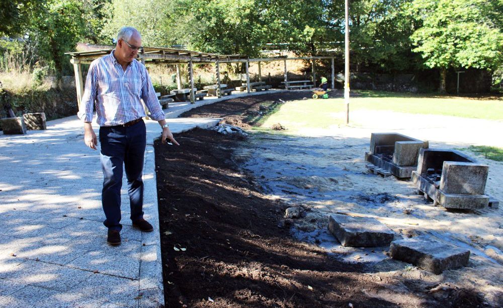 Jorge Canda visita las obras de la playa fluvial de A Lama