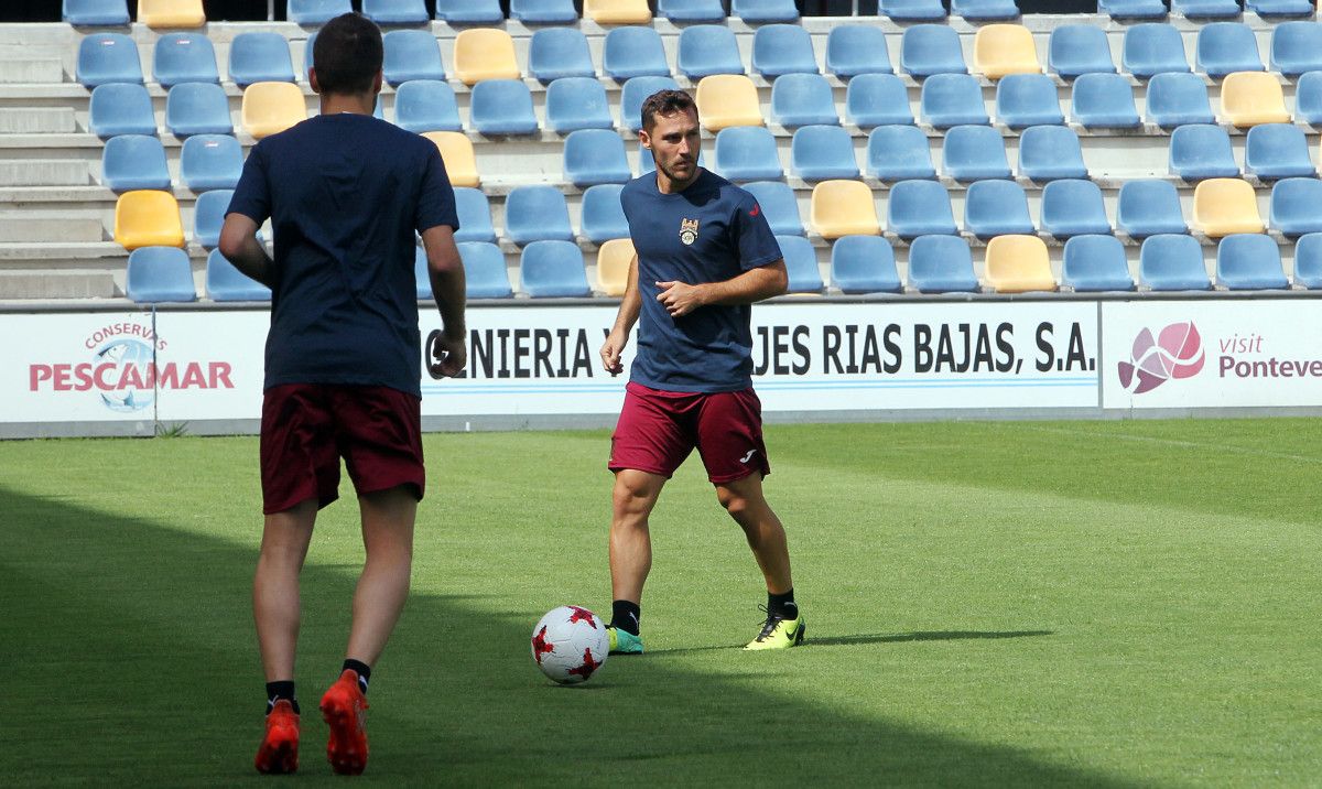 David Añón, durante un entrenamiento del Pontevedra en Pasarón