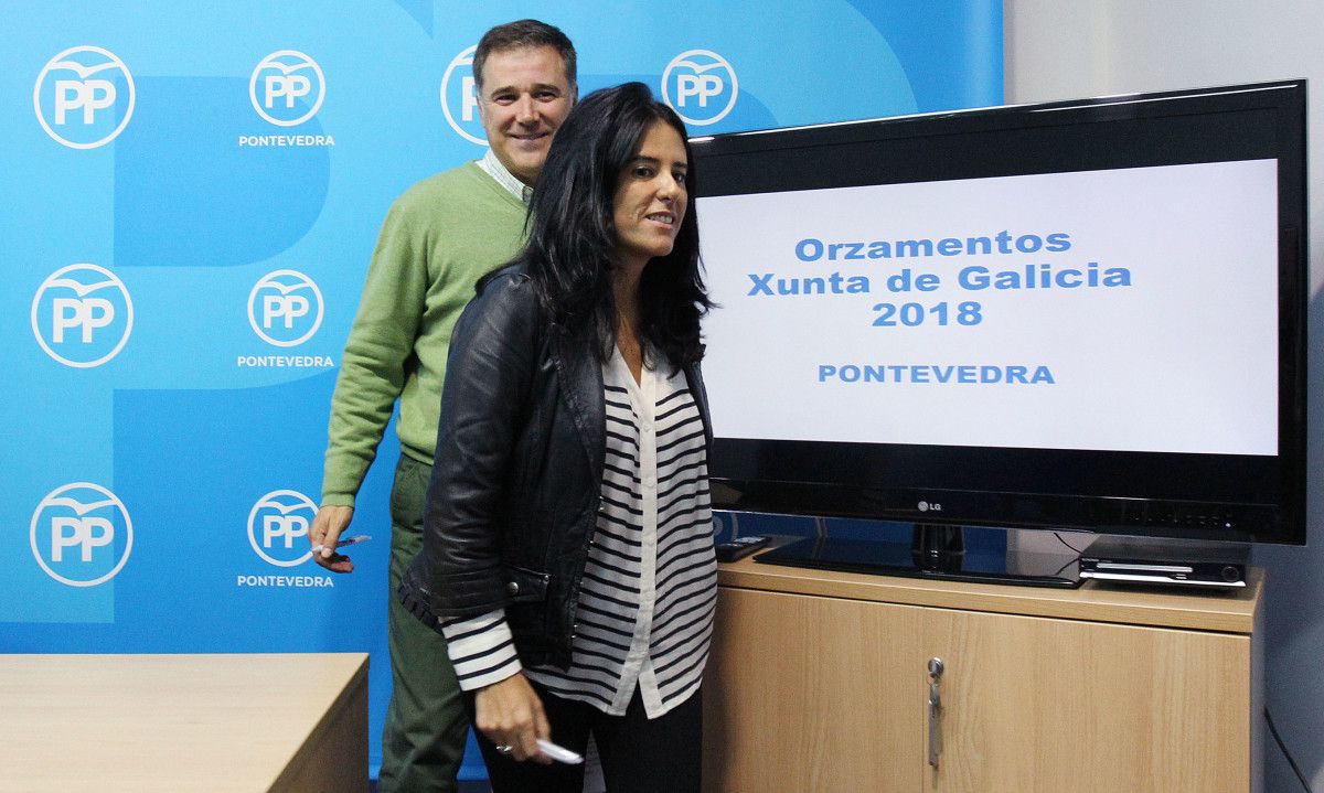 Jacobo Moreira e Lupe Murillo, xuntos na sede do PP de Pontevedra