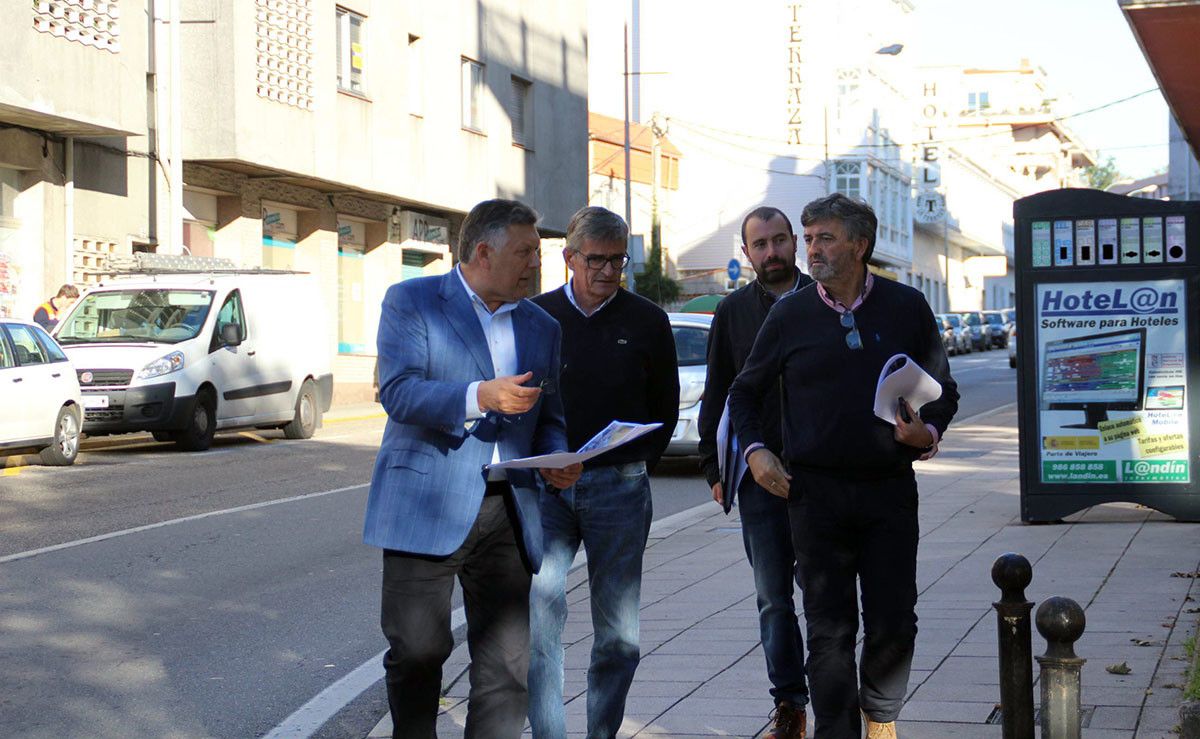Telmo Martín en la calle Progreso con técnicos de la empresa INOR