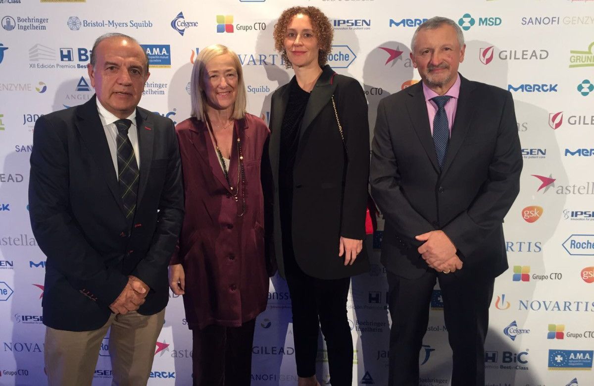 A xefa do servizo de Dermatolxgía, María Ángeles Flórez Menéndez recolleu o premio en Sevilla