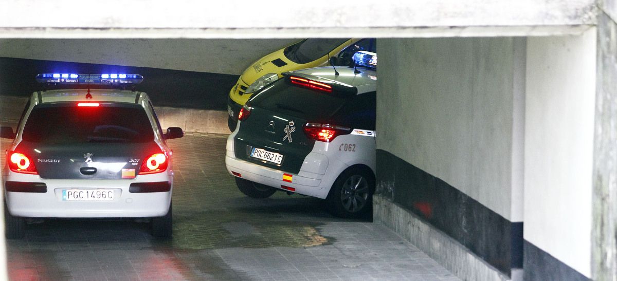 Coches de la Guardia Civil que trasladaban a los detenidos por el crimen de Chancelas