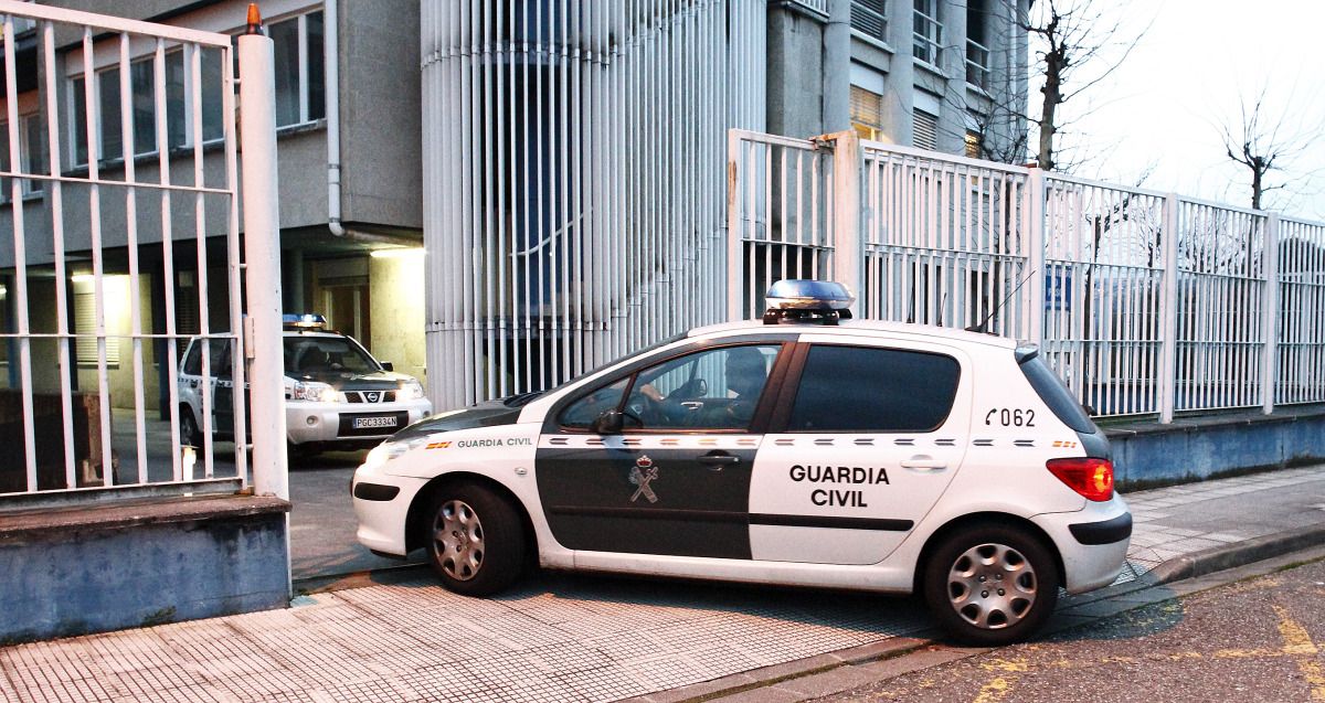 Uno de los detenidos por el crimen de Chancelas a su salida de los juzgados de A Parda