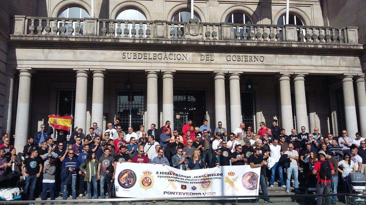Concentración de policías e gardas civís pola equiparación salarial coas policías autonómicas