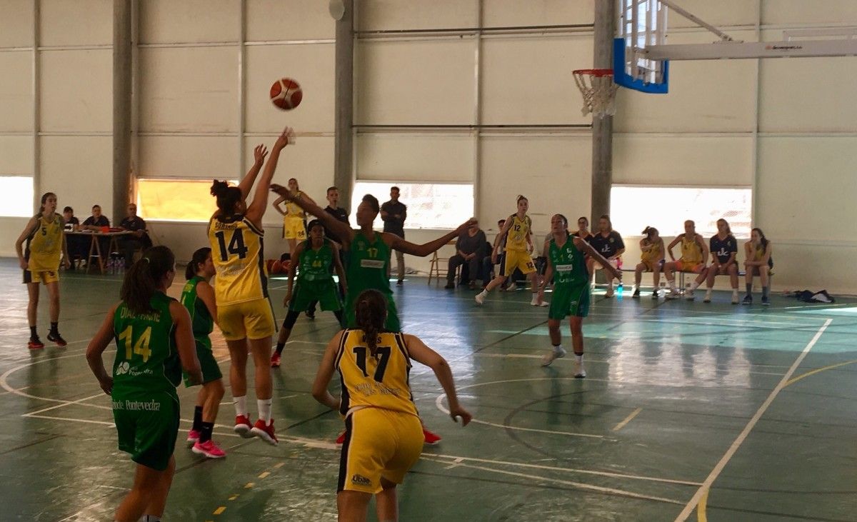 Partido entre Joventut Les Corts e Arxil no Pavelló de L'Illa de Barcelona