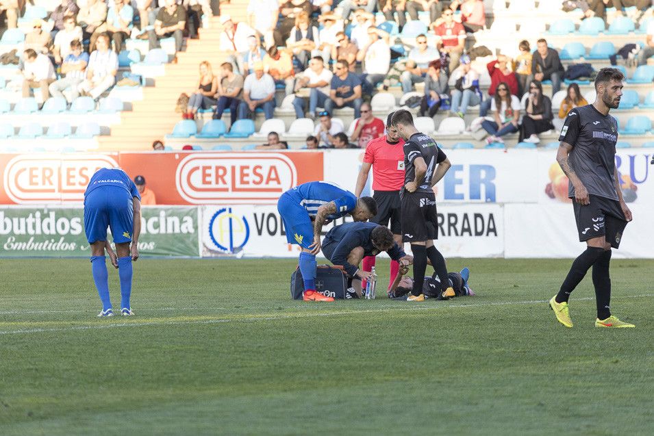 Miguel Ángel, atentido no céspede do Toralín tras recibir un golpe na cabeza 