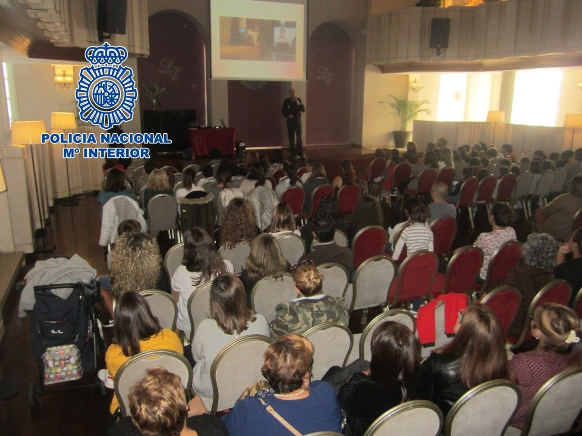 Charla de la Policía sobre redes sociales