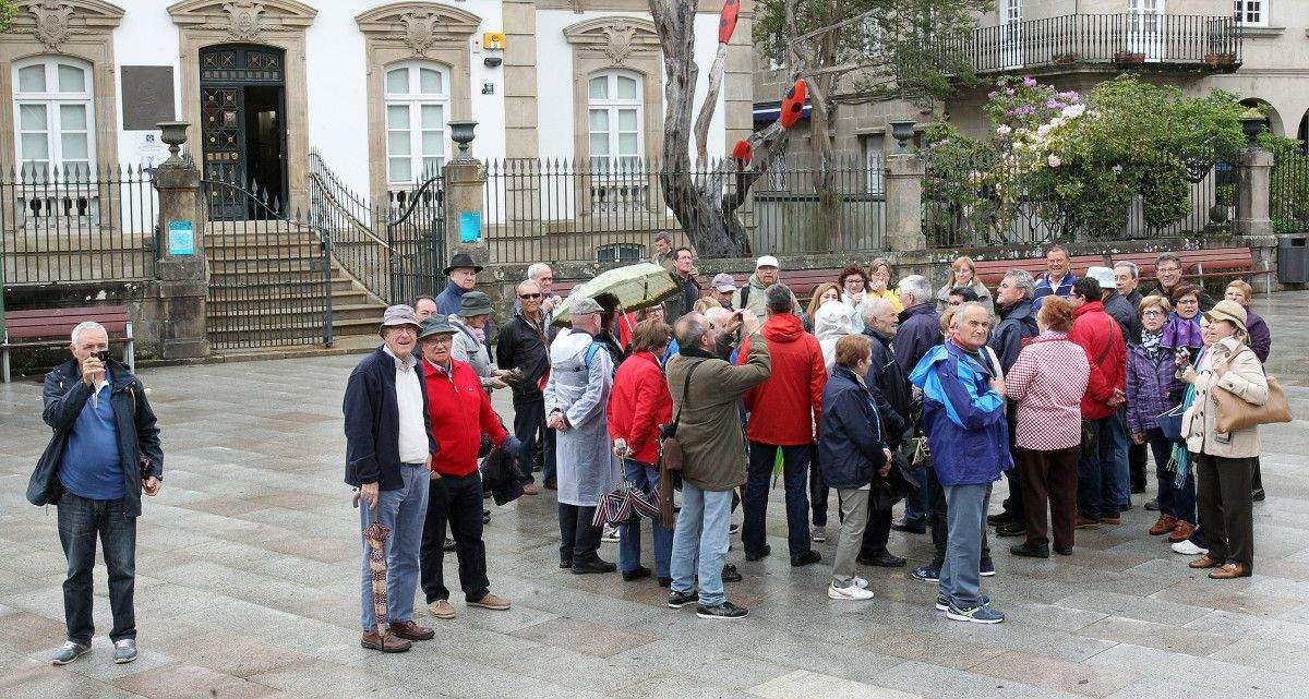 Turistas na avenida de Santa María