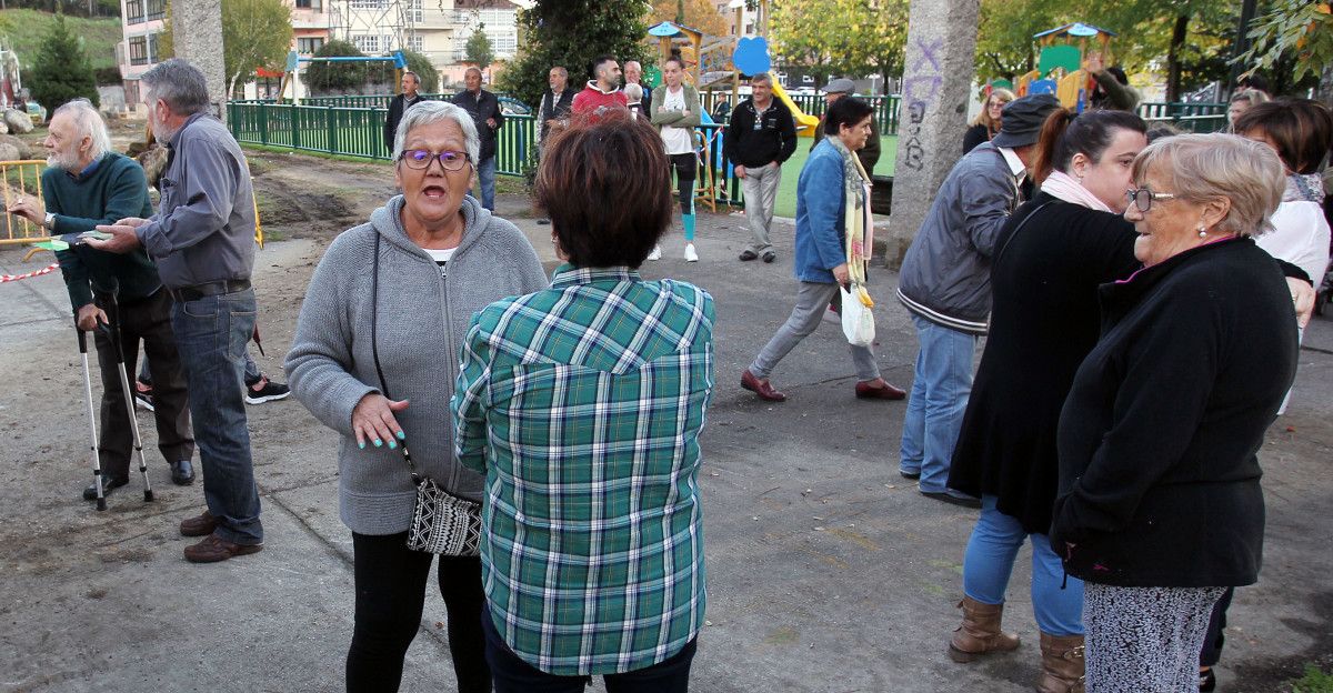 Concentración veciñal de protesta contra composteiros preto do parque infantil de Monte Porreiro