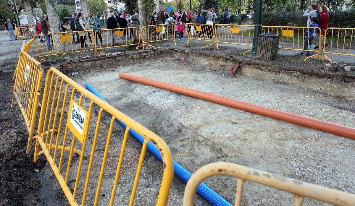 Concentración veciñal de protesta contra composteiros preto do parque infantil de Monte Porreiro