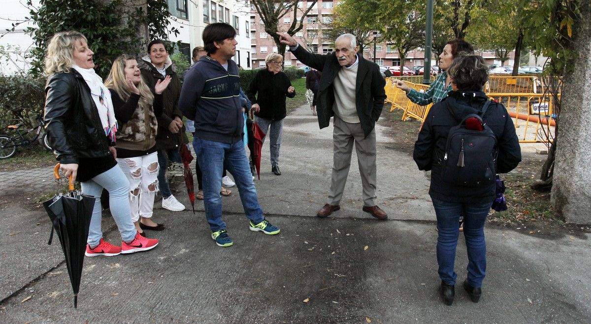 Concentración vecinal de protesta contra composteiros cerca del parque infantil de Monte Porreiro