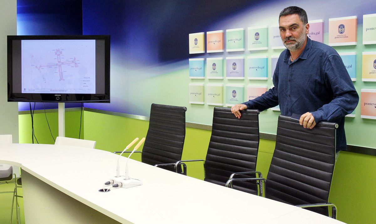 O concelleiro Demetrio Gómez presenta a reforma prevista na contorna do IES Torrente Ballester