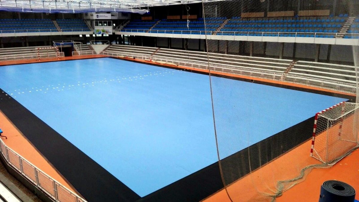 Instalación da nova pista do Pavillón de Deportes