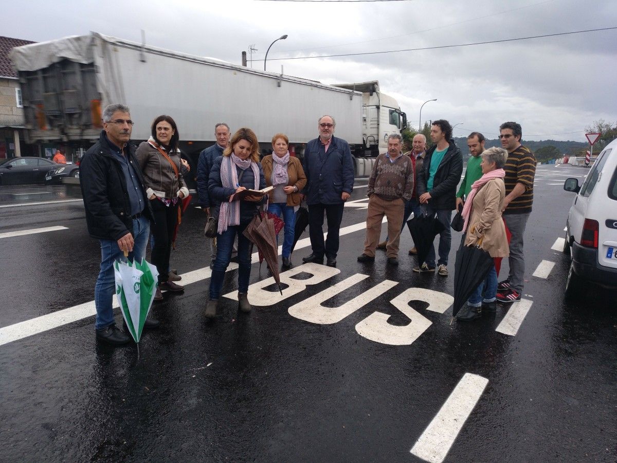 Veciños e representantes socialistas na N-541 en Calvelo