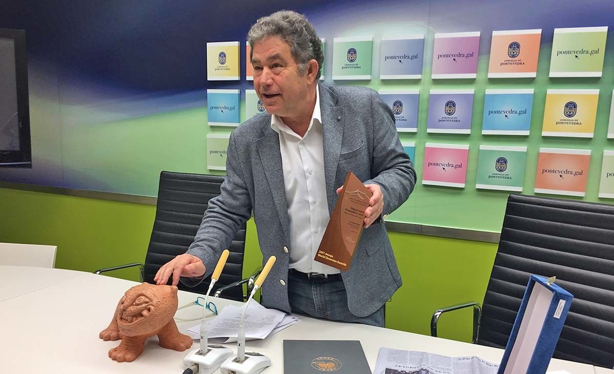 Miguel Anxo Fernández Lores, alcalde de Pontevedra, con los premios de Corea