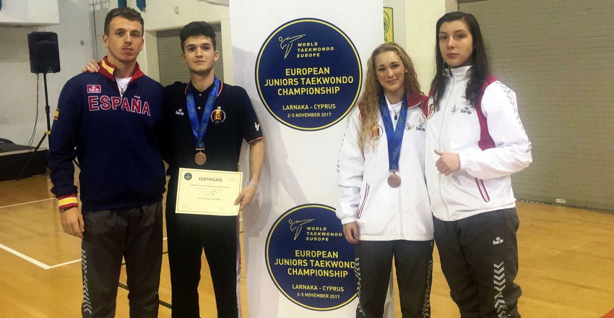 Javier González y Arlet Ortiz (en el centro) posan con las medallas conseguidas en el Europeo Junior
