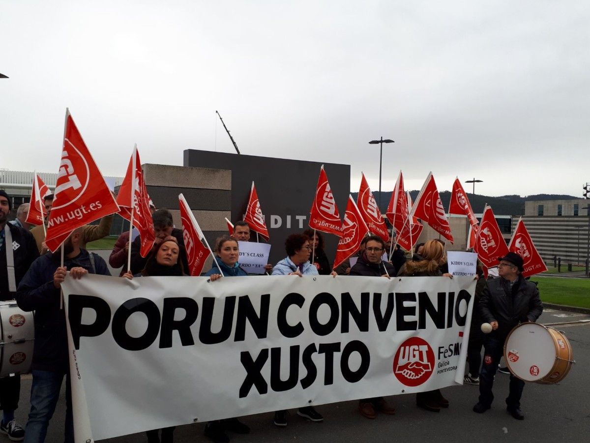 Concentración de las trabajadoras de Kiddy's Class en Pontevedra ante la sede del Grupo Inditex 