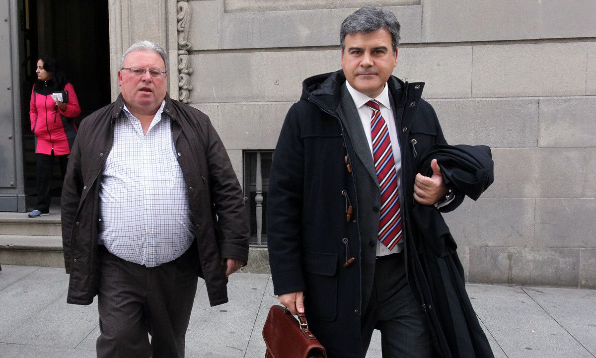 José Manuel Moure Rey, a la salida de la Audiencia con su abogado