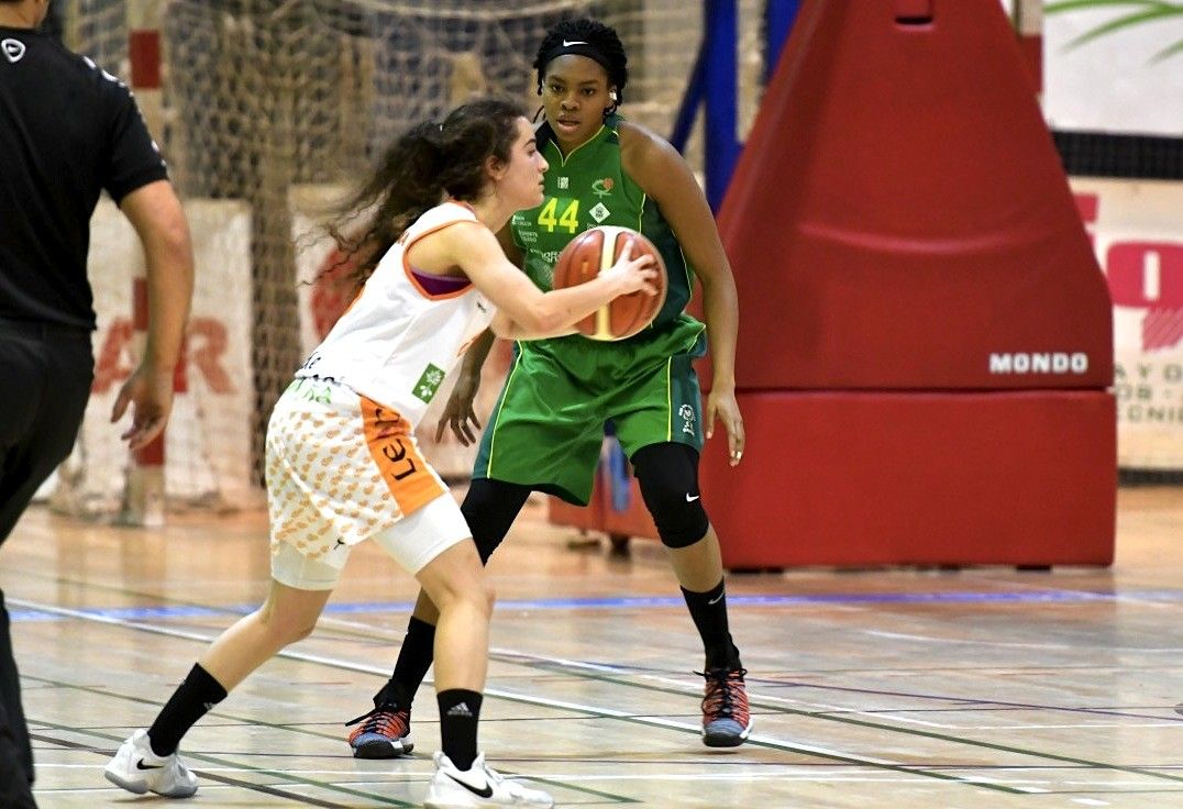 Chantel Charles, no partido entre Arxil e Aros León