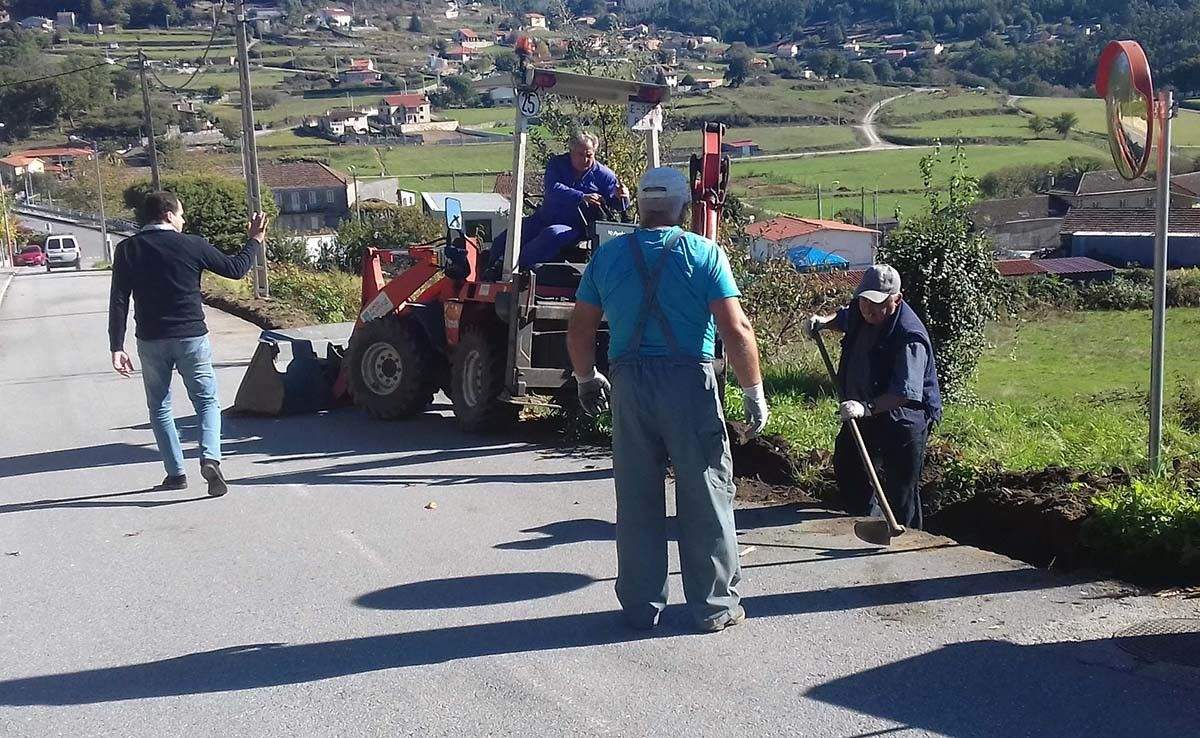 Obras nos arredores da igrexa de Viascón