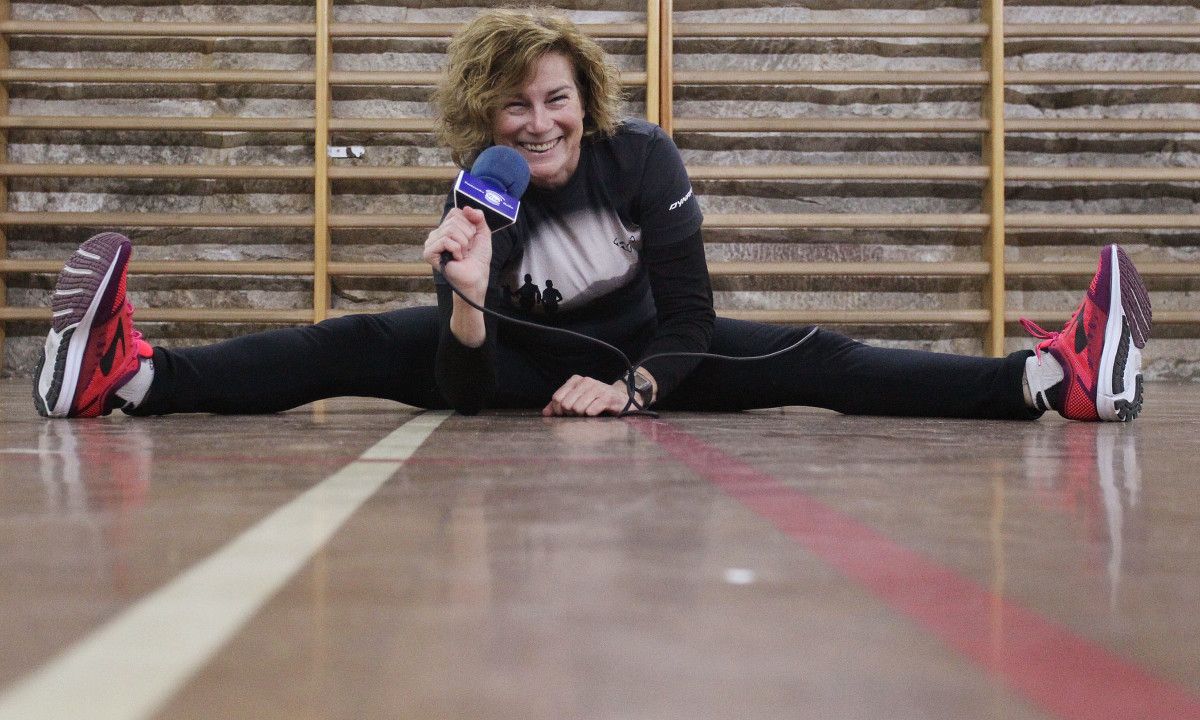 Ana Santos en el gimnasio del IES Valle Inclán para La playlist