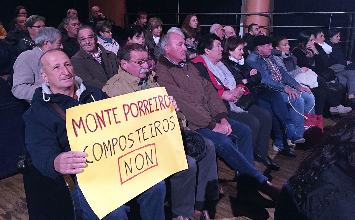 Veciños de Monte Porreiro piden no pleno a paralización dos composteiros