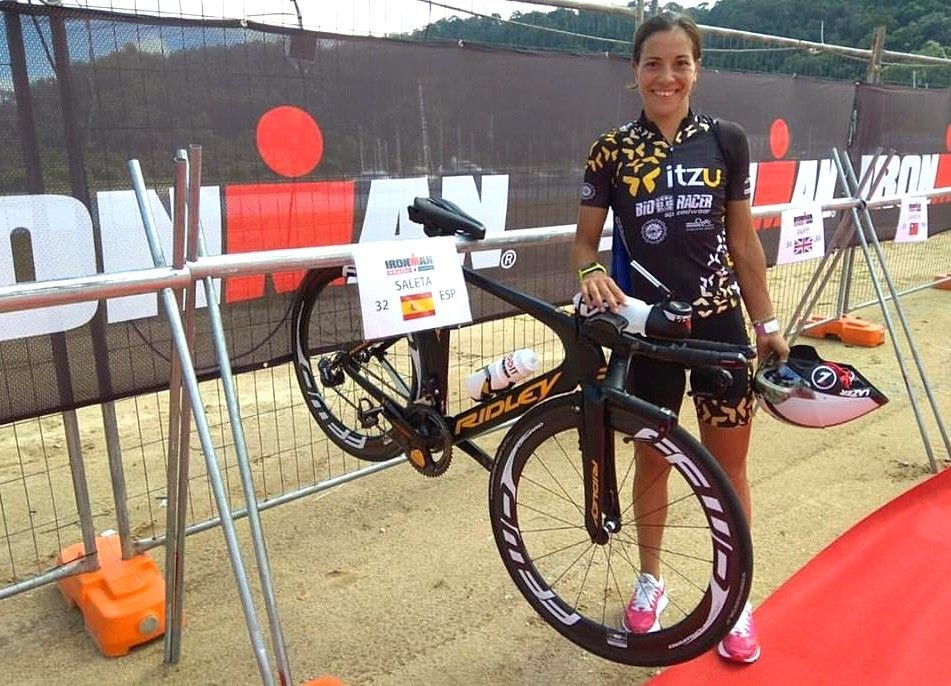 Saleta Castro posa na zona de transición antes do Ironman de Malaisia