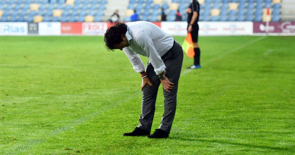 Luisito se lamenta del resultado final en el partido entre Pontevedra y Navalcarnero 