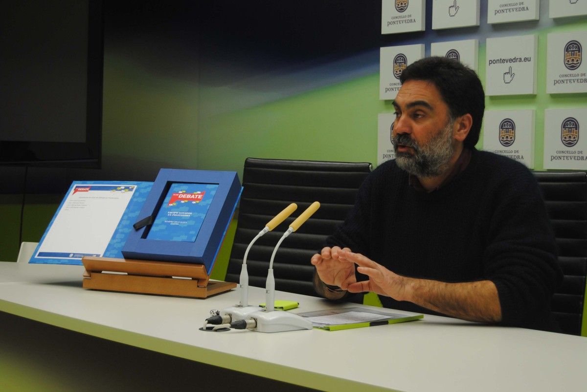 Demetrio Gómez Junquera co trofeo que se entregará ao gañador do Club de Debate